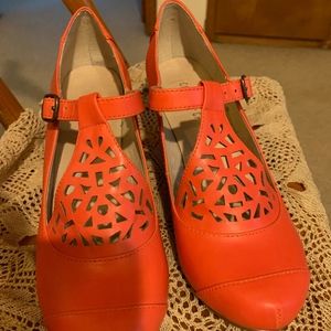 Hard to find, great coral Chelsea Crew pumps